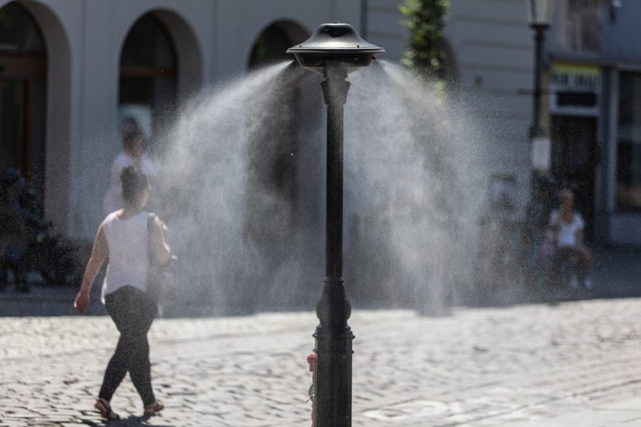 Dwa ostrzeżenia drugiego stopnia, to będzie upalny weekend. Uruchomiono kurtyny wodne - foto