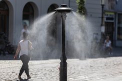 Dwa ostrzeżenia drugiego stopnia, to będzie upalny weekend. Uruchomiono kurtyny wodne - foto