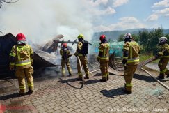 Pożar wiaty z drewnem, nadpaleniu uległ samochód. Z ogniem walczyły cztery zastępy - foto