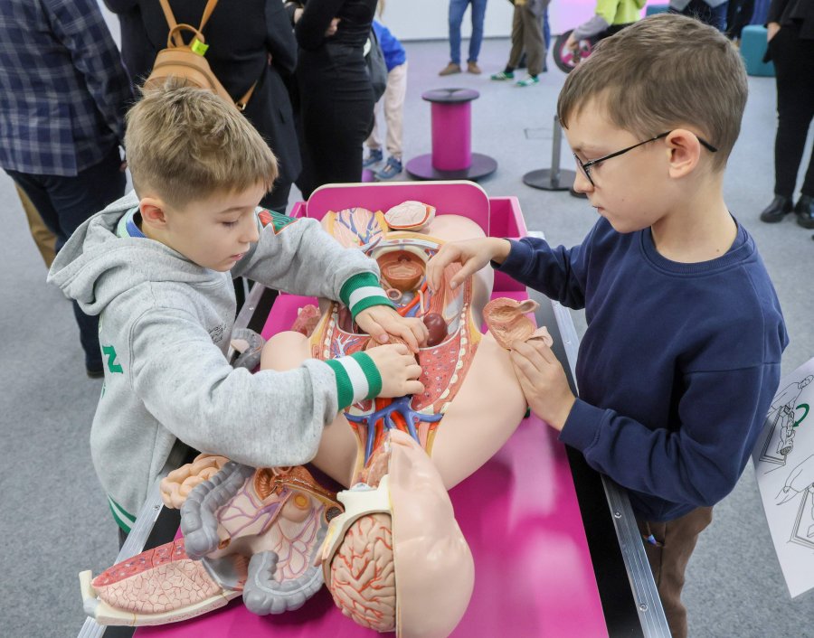 Centrum Nauki Kopernik przyjechało do Bielska-Białej. Naukowe miasteczko czeka na lotnisku - foto