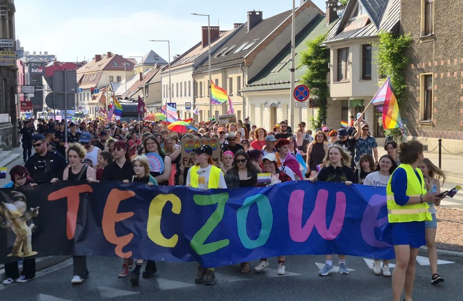 Tęczowy marsz przeszedł ulicami Bielska-Białej. „Świętujemy, że możemy być sobą” ZDJĘCIA