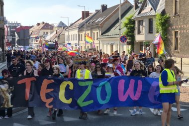 Tęczowy marsz przeszedł ulicami Bielska-Białej. „Świętujemy, że możemy być sobą” ZDJĘCIA