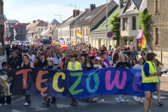 Tęczowy marsz przeszedł ulicami Bielska-Białej. „Świętujemy, że możemy być sobą” ZDJĘCIA