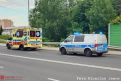 Zgłoszono wypadek na Cieszyńskiej. Mężczyzna został przewieziony do szpitala - foto