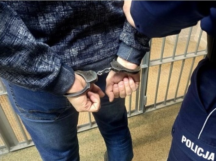 Pijany porzucił auto i próbował uciekać pieszo. Wpadł dzięki wzorowej postawie świadka - foto