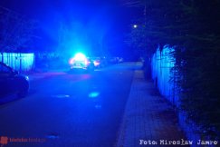 Głośna awantura z alkoholem w tle. Sąsiedzi wezwali policję, lokatorzy nie chcieli otworzyć drzwi - foto
