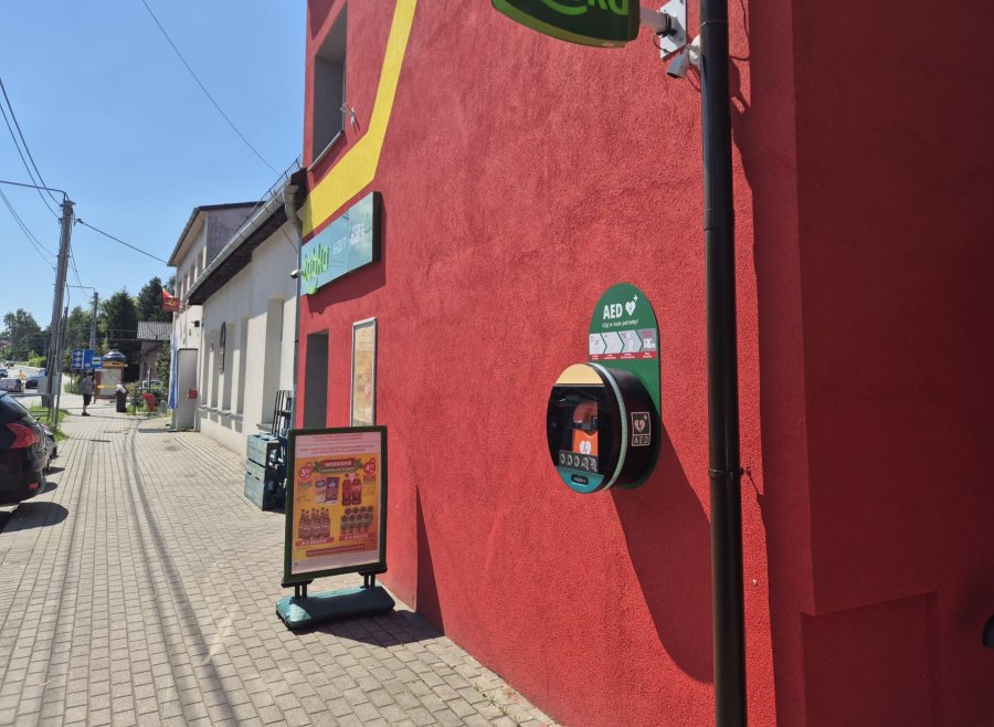 Defibrylator AED w Mikuszowicach. W Bielsku-Białej jest blisko 30 ogólnodostępnych urządzeń - foto