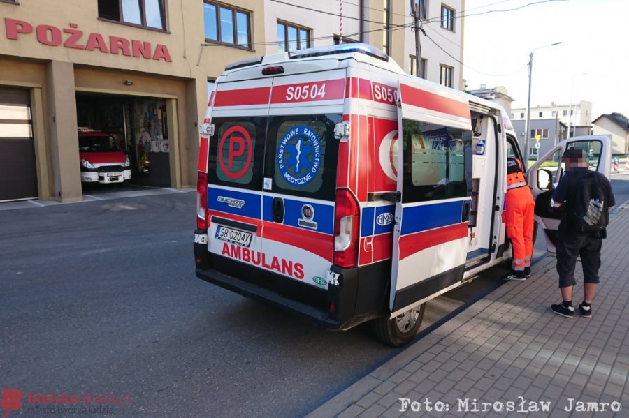 Groził, że wyskoczy z dziesiątego piętra wieżowca. Opanowany policjant uratował desperata