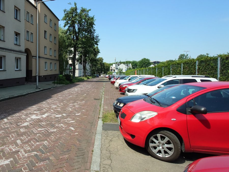 Dramat na bielskim osiedlu. Z raną kłutą leżał na trawniku, w ciężkim stanie zabrany do szpitala - foto