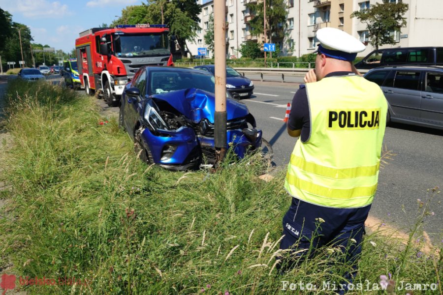 Zderzenie dwóch aut na Lwowskiej. Jeden z pojazdów zatrzymał się na latarni - foto