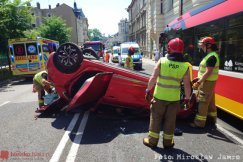 Zderzenie trzech pojazdów i dachowanie w centrum miasta. Dwie osoby trafiły do szpitala - foto