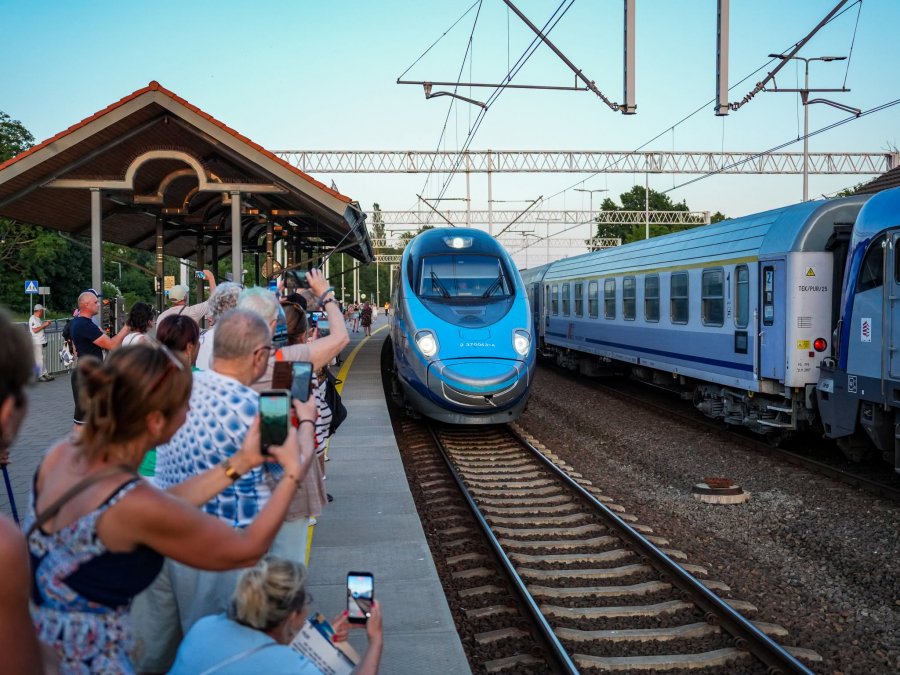Pendolino z Bielska-Białej dotarło do Ustki. Opóźniony pociąg witała orkiestra i tłum mieszkańców - foto