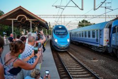 Pendolino z Bielska-Białej dotarło do Ustki. Opóźniony pociąg witała orkiestra i tłum mieszkańców - foto