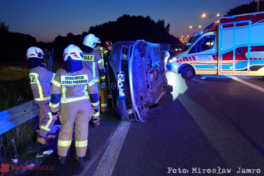 Trafił autem w barierę i wylądował na boku na pasie w przeciwnym kierunku. Kierowca był pijany - foto