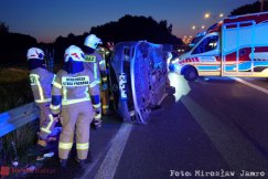 Trafił autem w barierę i wylądował na boku na pasie w przeciwnym kierunku. Kierowca był pijany - foto