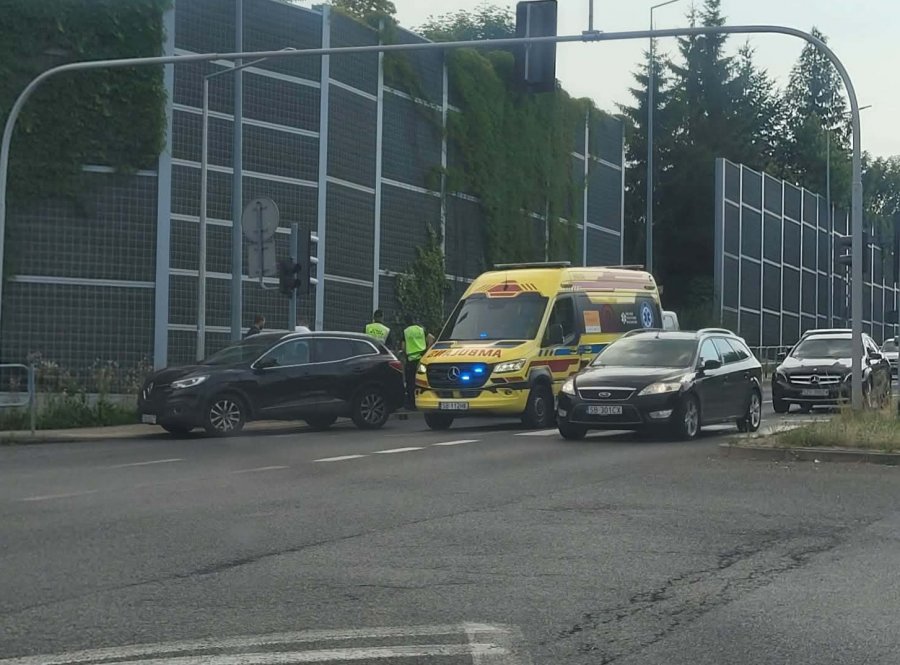 Długo walczyli o życie 50-letniego mężczyzny. W upalny dzień zasłabł na chodniku - foto