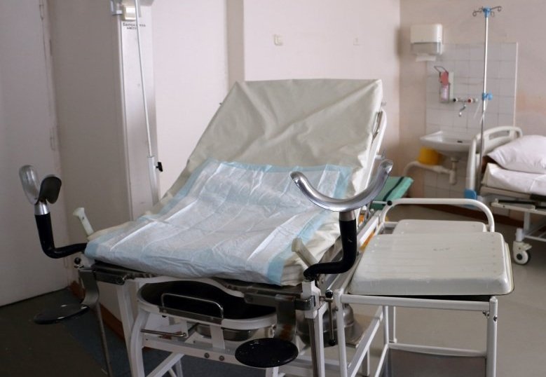 Zarzuty dla naturopaty z Bielska-Białej, który leczył ziołowymi tamponami. Przeszukano jego gabinety