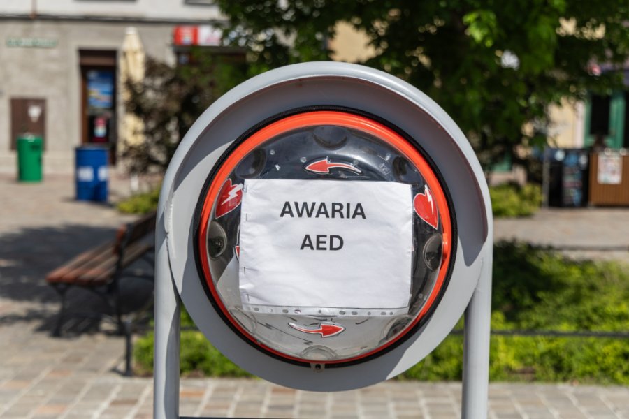 Zabawa kosztem bezpieczeństwa. Defibrylator na placu zniszczony i wyłączony z użytku - foto