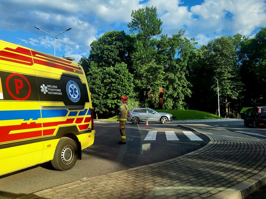 Dwa ambulanse i zablokowany parking podziemny. Służby ratowały życie 62-latka - foto
