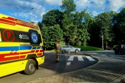Dwa ambulanse i zablokowany parking podziemny. Służby ratowały życie 62-latka - foto