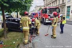 Zderzenie czterech pojazdów w centrum, jeden „koziołkował”! Trzy osoby zabrane do szpitala! - foto