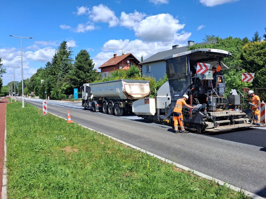 Końcowy odcinek Piastowskiej ukończony. Położyli tam ostatnie warstwy nawierzchni - foto