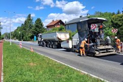 Końcowy odcinek Piastowskiej ukończony. Położyli tam ostatnie warstwy nawierzchni - foto