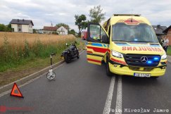 Czołowe zderzenie motocyklisty z samochodem. Do szpitala zabrano dwie osoby - foto