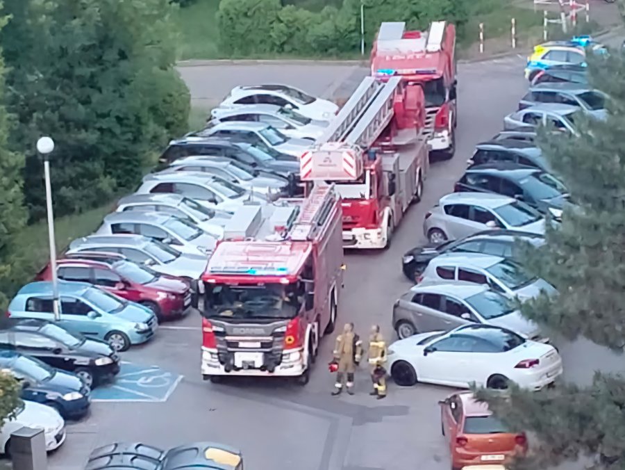 Akcja służb w bloku na bielskim osiedlu. Niepokój wzbudził dym z mieszkania na czwartym piętrze - foto