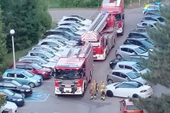 Akcja służb w bloku na bielskim osiedlu. Niepokój wzbudził dym z mieszkania na czwartym piętrze - foto