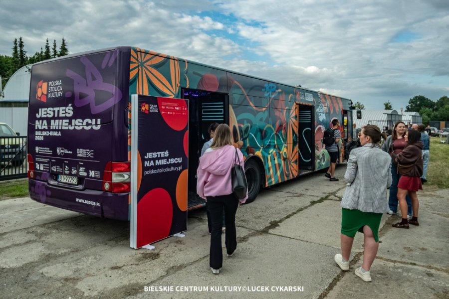 Będą promować Bielsko-Białą. Dziś autobus Polskiej Stolicy Kultury ruszył w trasę po całej Polsce - foto