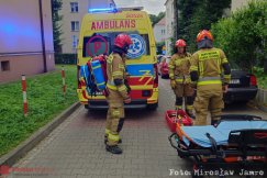Starsza kobieta wzywała pomocy. Podjęto decyzję o siłowym wejściu do mieszkania - foto