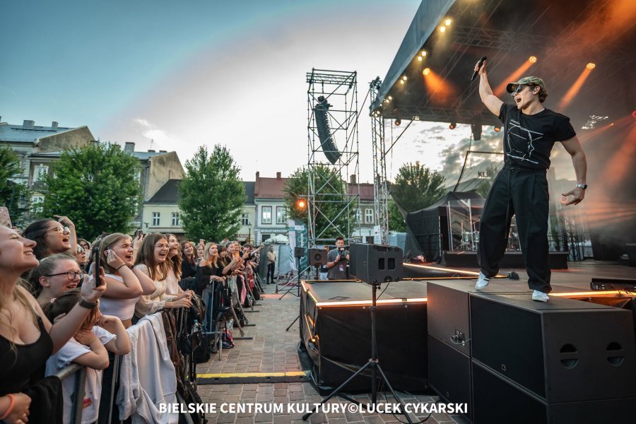 Czekały godzinami pod sceną na swojego idola. Za nami najgorętszy koncert tego lata? ZDJĘCIA