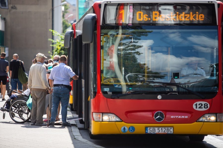 Rażąca niewspółmierność agresji. MZK publikuje ustalenia zarejestrowane na kamerach w autobusie
