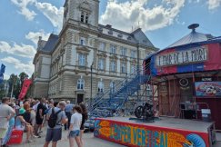 Legendarna ściana śmierci obok Ratusza. Byliśmy w środku, by poznać tajemnicę szalonej atrakcji