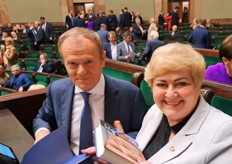 Donald Tusk bierze w obronę poseł Pępek. Jej tłumaczenia ważniejsze niż pismo dyrekcji?