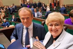 Donald Tusk bierze w obronę poseł Pępek. Jej tłumaczenia ważniejsze niż pismo dyrekcji?