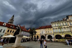 Potężna komórka burzowa przeszła przez region. Silny wiatr łamał drzewa i powodował szkody