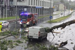 Setki interwencji, drzewo spadło na auto. Bez prądu do poniedziałku będzie kilkanaście tysięcy osób?