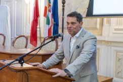 Doktor ekonomii z trzema posadami. Twierdzi, że ze spółki Aqua uczynił prawdziwą „perełkę”