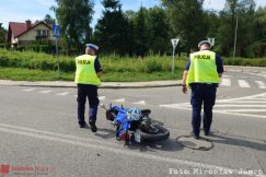 Osobówką wymusił pierwszeństwo. Do szpitala odwieziono motocyklistę - foto