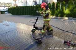 Z okna wydobywał się czarny dym! W mieszkaniu doszło do pożaru elektrycznej hulajnogi - foto