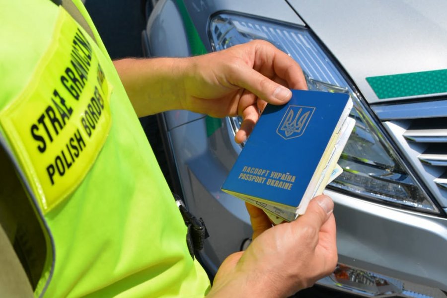 Czekali na niego za bramą więzienia. 33-latek z długą listą przestępstw wrócił do ojczyzny - foto