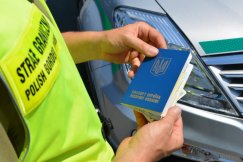 Czekali na niego za bramą więzienia. 33-latek z długą listą przestępstw wrócił do ojczyzny - foto