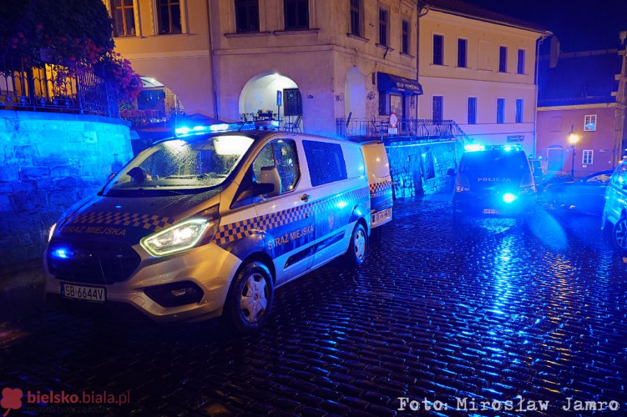 Krwawa awantura w centrum. Zakrwawiony mężczyzna leżał na ulicy, zatrzymano cztery osoby - foto