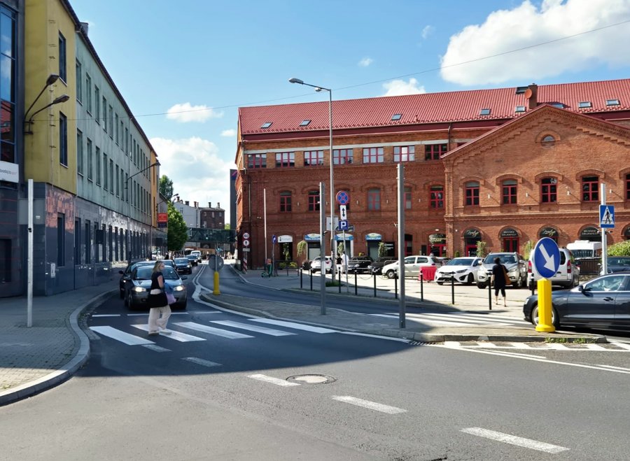 Koniec z chaosem pieszych? Na ruchliwym skrzyżowaniu w centrum montują sygnalizację - foto