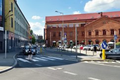 Koniec z chaosem pieszych? Na ruchliwym skrzyżowaniu w centrum montują sygnalizację - foto