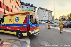 Dramatyczne zgłoszenie i szybka reakcja służb. Lokator mieszkania agresywny i pijany - foto