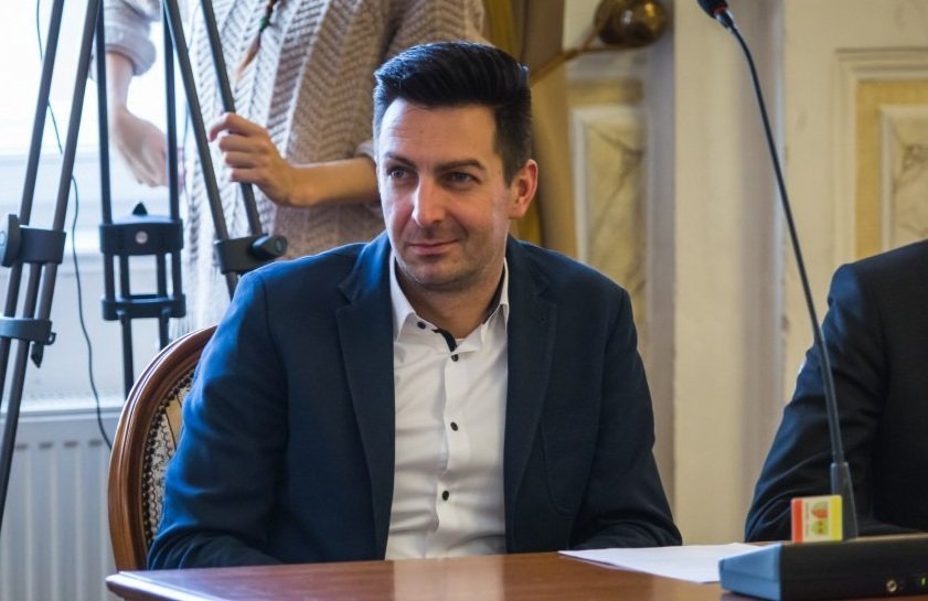 Zbieg okoliczności w dwóch spółkach. Premier prosił, by nie było tu polityki, bo to budzi podejrzenia