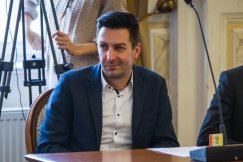 Zbieg okoliczności w dwóch spółkach. Premier prosił, by nie było tu polityki, bo to budzi podejrzenia